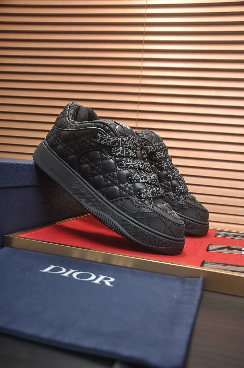 Men's men's shoes 💰: 800💶 (top original order) Brand: Dior (Dior) Standard code: Men's code 39-44 (45 customized) Grade: Same as the official website Material: Top original cowhide stitched together Original wear-resistant and lightweight outsole Style category: Fashionable casual shoes Distinguished luxury brand elements top luxury Color: Actual picture color